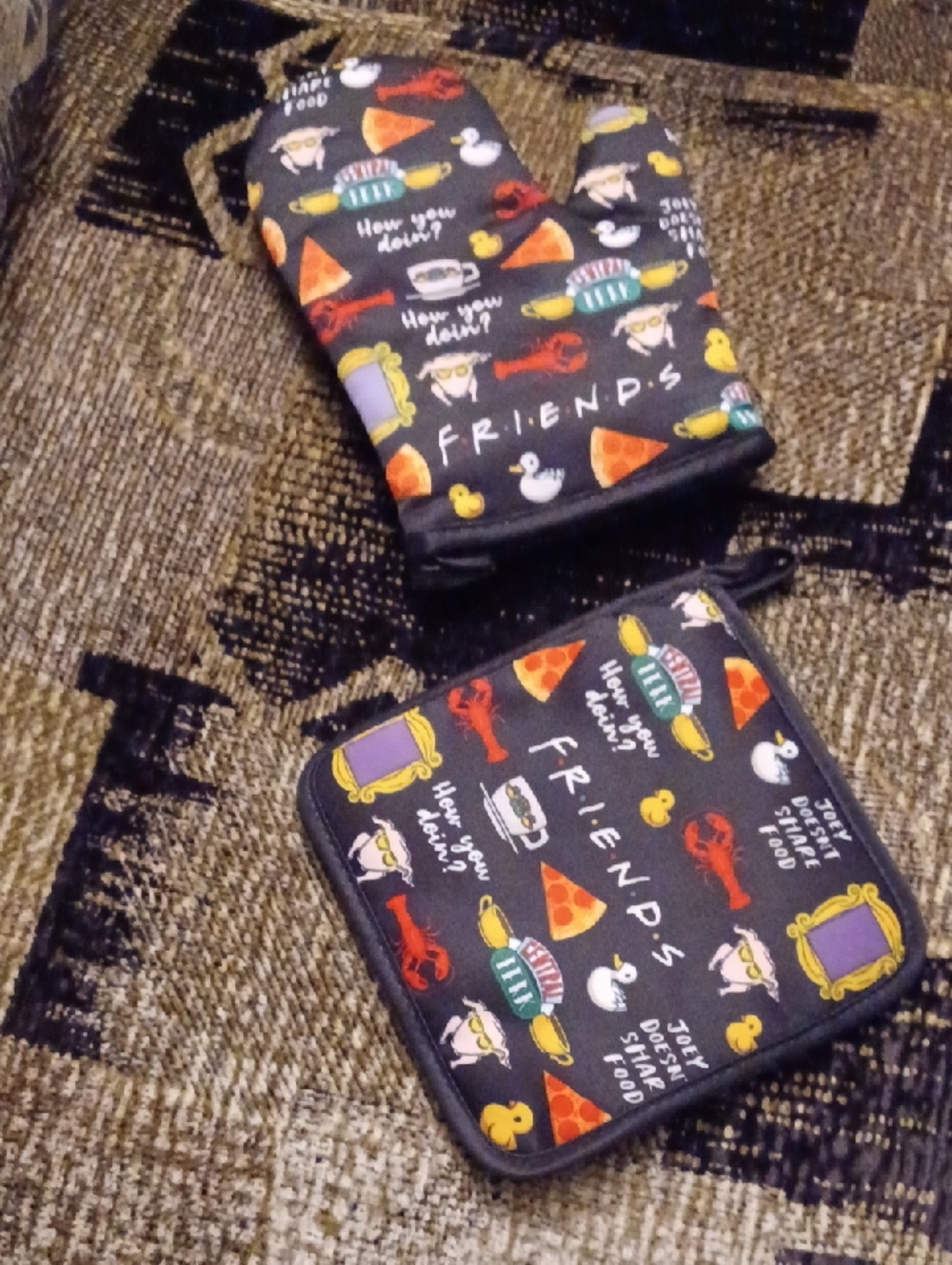 4/$60 New FRIENDS Pot Holder & Oven Mitt - Set Of 2 (1 Of Each)